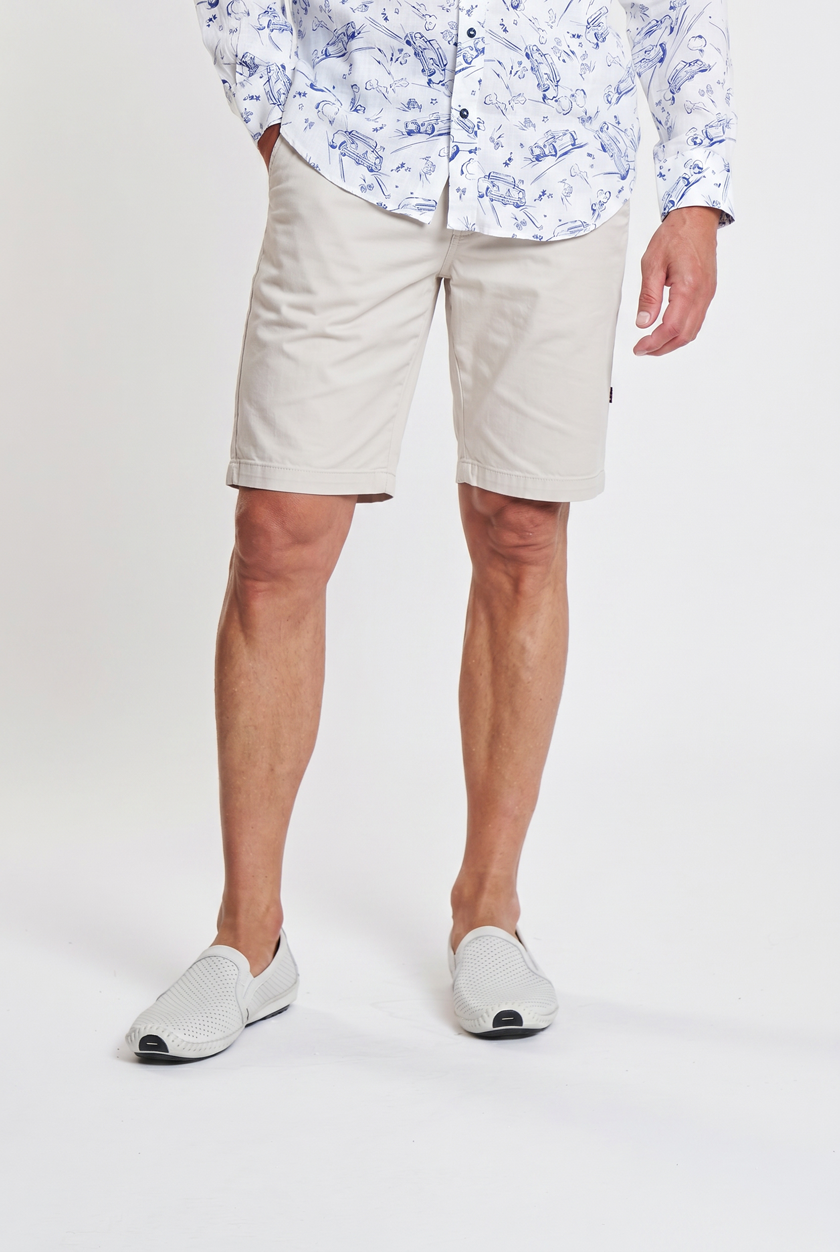 Firefly_Gemini Flash_put the navy shorts in the colour of the trousers. The colour is stone light beige 710912